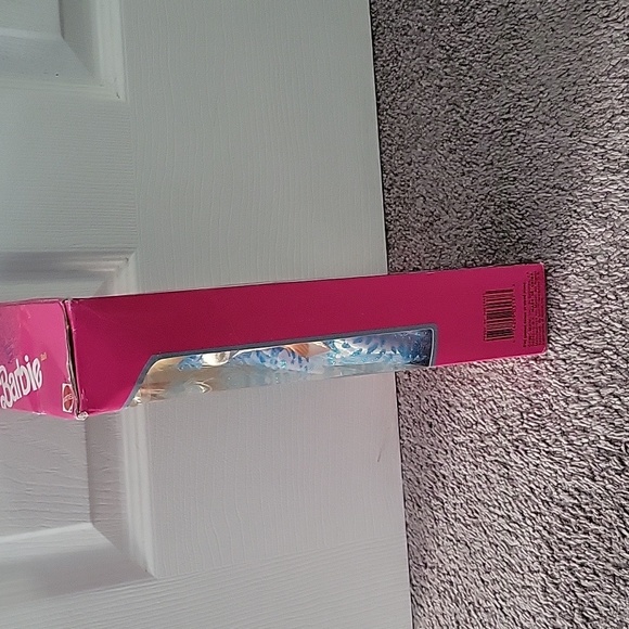 American Beauty Queen Barbie - Picture 7 of 8